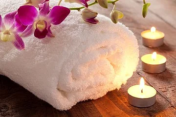 Handtuch und Kerzen / towel and candles Spa Konzept mit Kerzen und Handtuch / spa concept with candle and towel